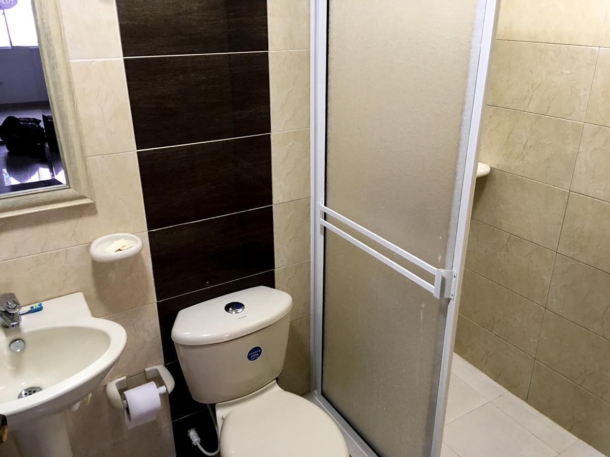 Cama individual en habitación compartida mixta de 10 camas con 2 baños compartidos